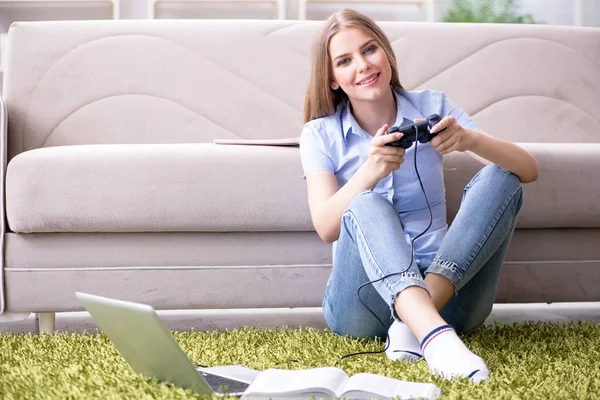 Jonge vrouwelijke student speelt spelletjes thuis — Stockfoto