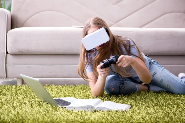 Jong meisje spelen virtual reality games — Stockfoto