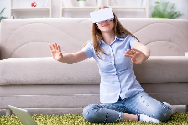 Jong meisje spelen virtual reality games — Stockfoto