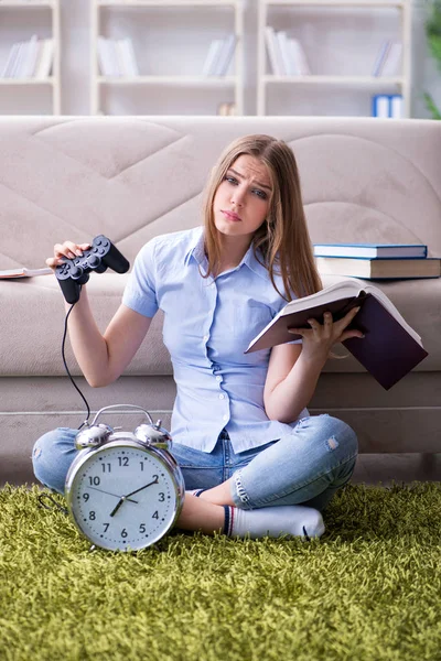 Estudiante siendo distraída de la preparación del examen — Foto de Stock