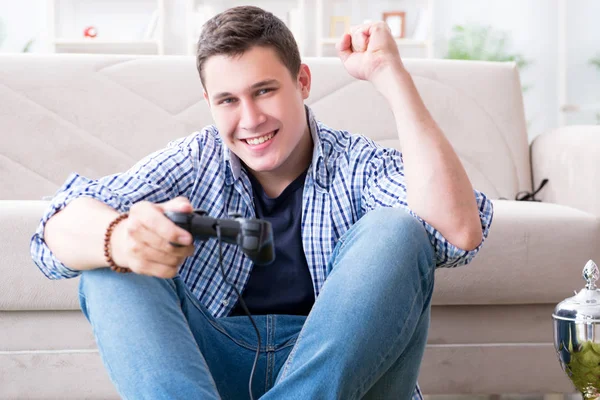 Jovem jogando jogos de computador em casa — Fotografia de Stock