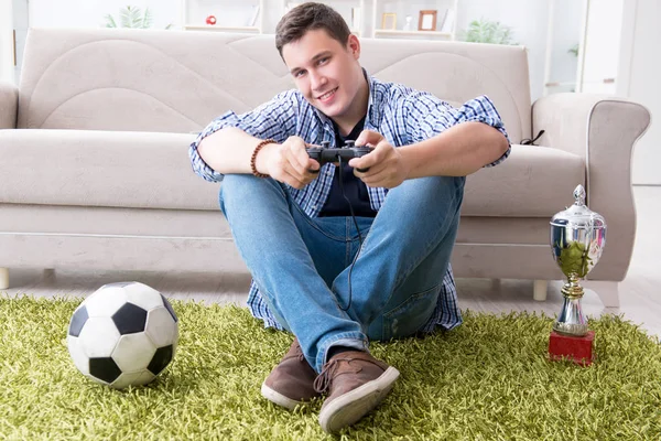 Hombre joven jugando juegos de ordenador en casa — Foto de Stock