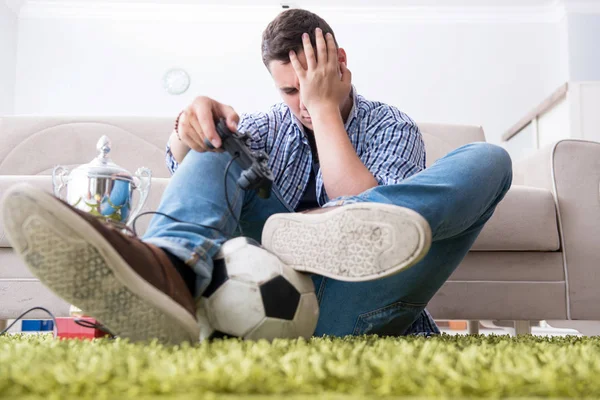 Hombre joven jugando juegos de ordenador en casa —  Fotos de Stock