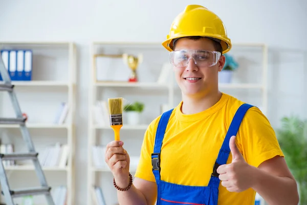 Pintor trabalhando em casa em projeto de remodelação — Fotografia de Stock