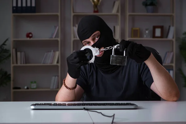 Hacker piratería informática tarde en la noche —  Fotos de Stock