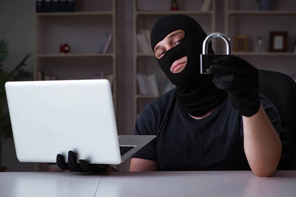 Hacker hacking computer late at night — Stock Photo, Image