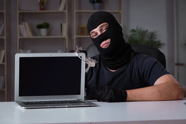 Hacker hacking computer late at night — Stock Photo, Image