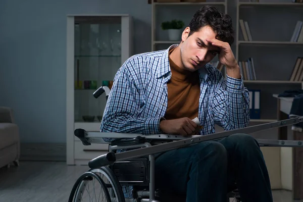 Muž trpící depresí na invalidním vozíku — Stock fotografie