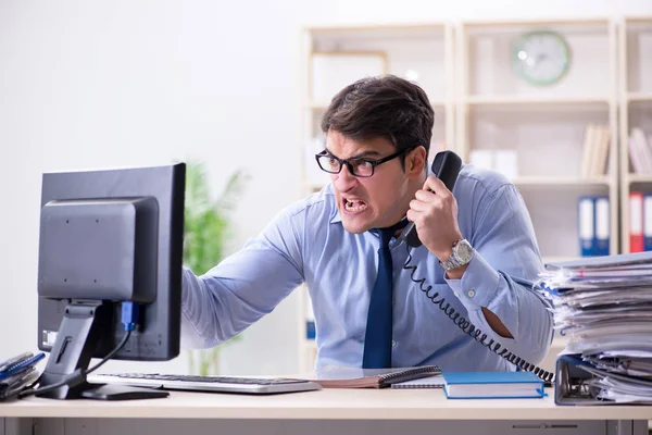 Homme d'affaires frustré par de nombreux appels téléphoniques — Photo
