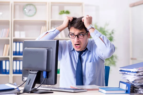 Homem de negócios irritado frustrado com muito trabalho — Fotografia de Stock