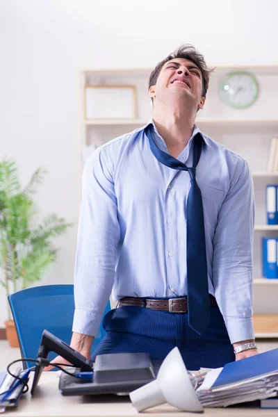 Homem de negócios irritado frustrado com muito trabalho — Fotografia de Stock