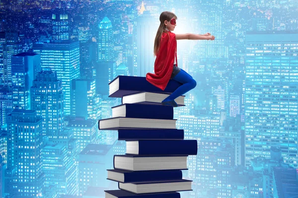 Superbohater mała dziewczynka w koncepcji edukacji — Zdjęcie stockowe