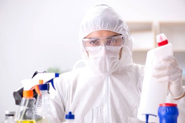 Kimyager banyo malzemelerinin kalitesini kontrol ediyor.