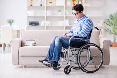 Tekerlekli sandalyedeki genç öğrenci