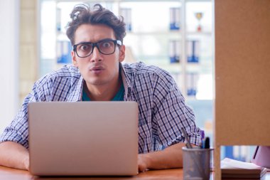 Öğrenci evde çalışıyor, sınava hazırlanıyor.