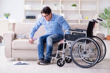 Tekerlekli sandalyedeki genç öğrenci