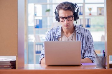 Öğrenci evde çalışıyor, sınava hazırlanıyor.