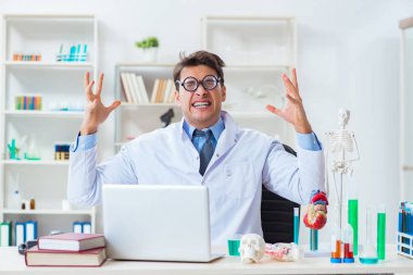 Hastane laboratuvarında eğlenen komik doktor.