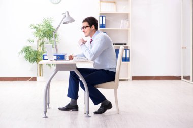 Masada çalışan yakışıklı bir işadamı.