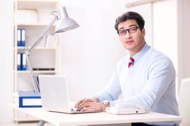 Masada çalışan yakışıklı bir işadamı.