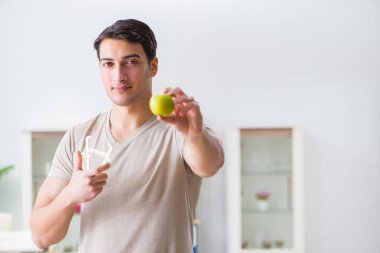 Vücut yağlarını kalibre ile ölçen adam.