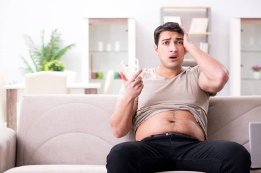 Vücut yağlarını kalibre ile ölçen adam.