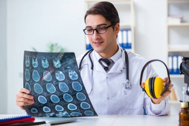 Güvenlik doktoru, kulaklıkların gürültüyü kesmesini tavsiye ediyor.