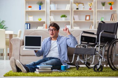 Evde okuyan genç bir öğrenci.