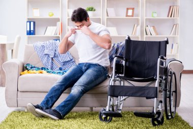 Evde iyileşen engelli adam