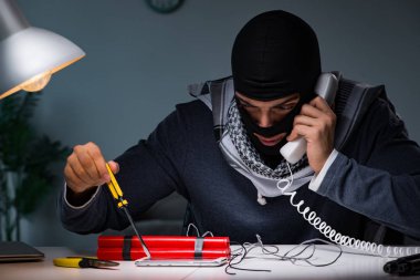Terörist bombacı bomba hazırlıyor.