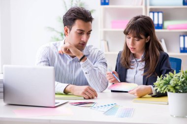 İnsanlar projenin yeni tasarımını tartışıyor