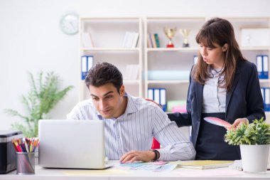 İnsanlar projenin yeni tasarımını tartışıyor