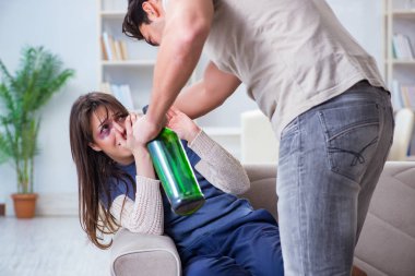 Sarhoş koca aile içi şiddet kavramında karısını taciz ediyor.