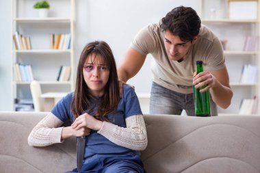 Çaresiz eş kocasını öldürmeye çalışıyor.