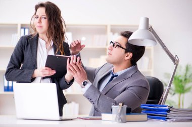 Görevde erkek ve kadınla cinsel taciz kavramı