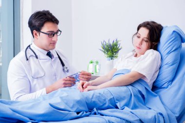 Hastanedeki hastayı ziyaret eden doktor.