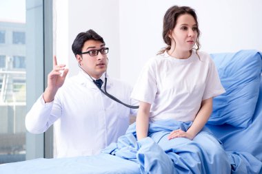 Hastanedeki hastayı ziyaret eden doktor.