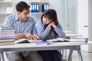 Sınıfta oturan ve okuyan öğrenciler