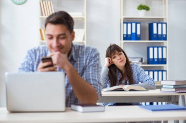 Sınıfta oturan ve okuyan öğrenciler