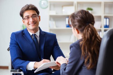 Engelli iş adamı bayan meslektaşımla konuşuyor.