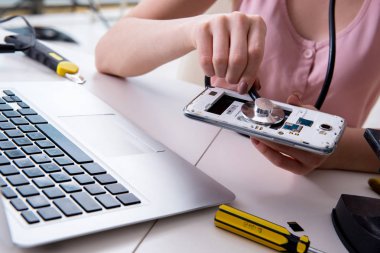 Atölyede cep telefonu tamiri
