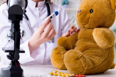 Çocuk oyuncak sağlığını kontrol ediyor