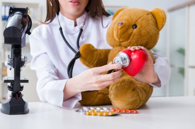 Çocuk oyuncak sağlığını kontrol ediyor