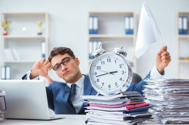 İşadamı beyaz bayrak sallıyor ve pes ediyor.