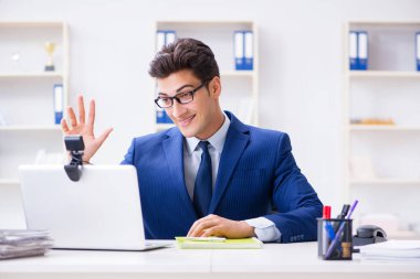 Ofiste çalışan genç bir yardım görevlisi.