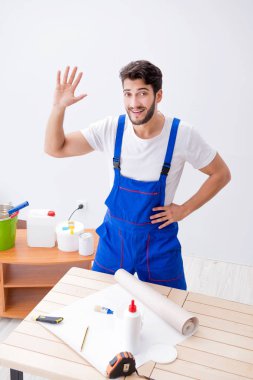 Tadilat sırasında duvar kâğıdı üzerinde çalışan işçiler