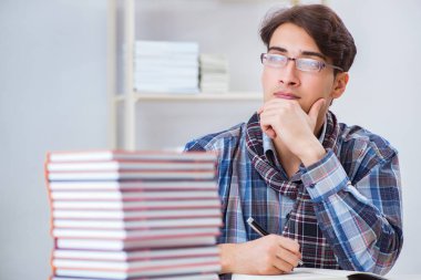 Yazar kitaplarını halka sunuyor.