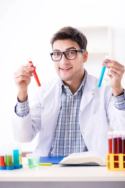 Kimya öğrencisi sınıfta kimyasal deneyler yapıyor. — Stok fotoğraf