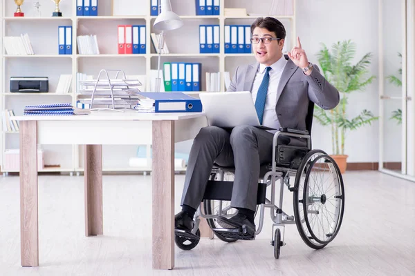 Behinderter Geschäftsmann arbeitet im Büro — Stockfoto