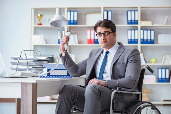 Инвалидный бизнесмен, работающий в офисе — стоковое фото